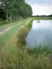 Regionaal Natuurpark van de Brenne - Pad, vijver en bomen