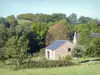 Regionaal Natuurpark Le Morvan - Stenen huizen omgeven door bomen