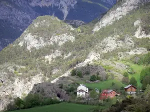 Regionaal Natuurpark van de Queyras - Huizen, weilanden, bomen en bergen