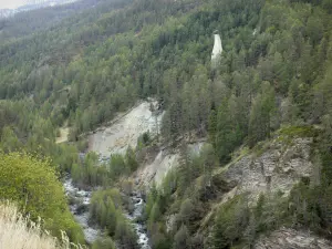 Regionaal Natuurpark van de Queyras - Lady duurzaam, bomen en rivier beneden