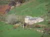 Regionaler Naturpark der Ardèche-Berge - Steingebäude umgeben von Bäumen und Wiesen