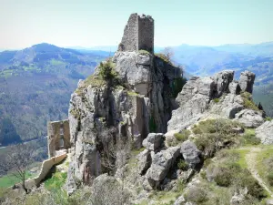 Regionaler Naturpark der Ardèche-Berge - Ruinen des Schlosses Rochebonne, auf der Gemeinde Saint-Martin-de-Valamas, mit Aussicht auf die umliegende grüne Landschaft
