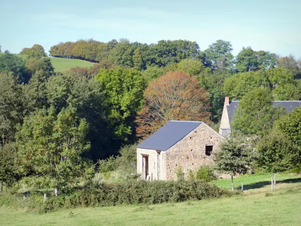 Regionaler Naturpark Morvan - Steinhäuser, umgeben von Bäumen