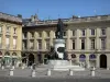 Reims - Royal Square con la statua di Luigi XV, edifici e centri commerciali