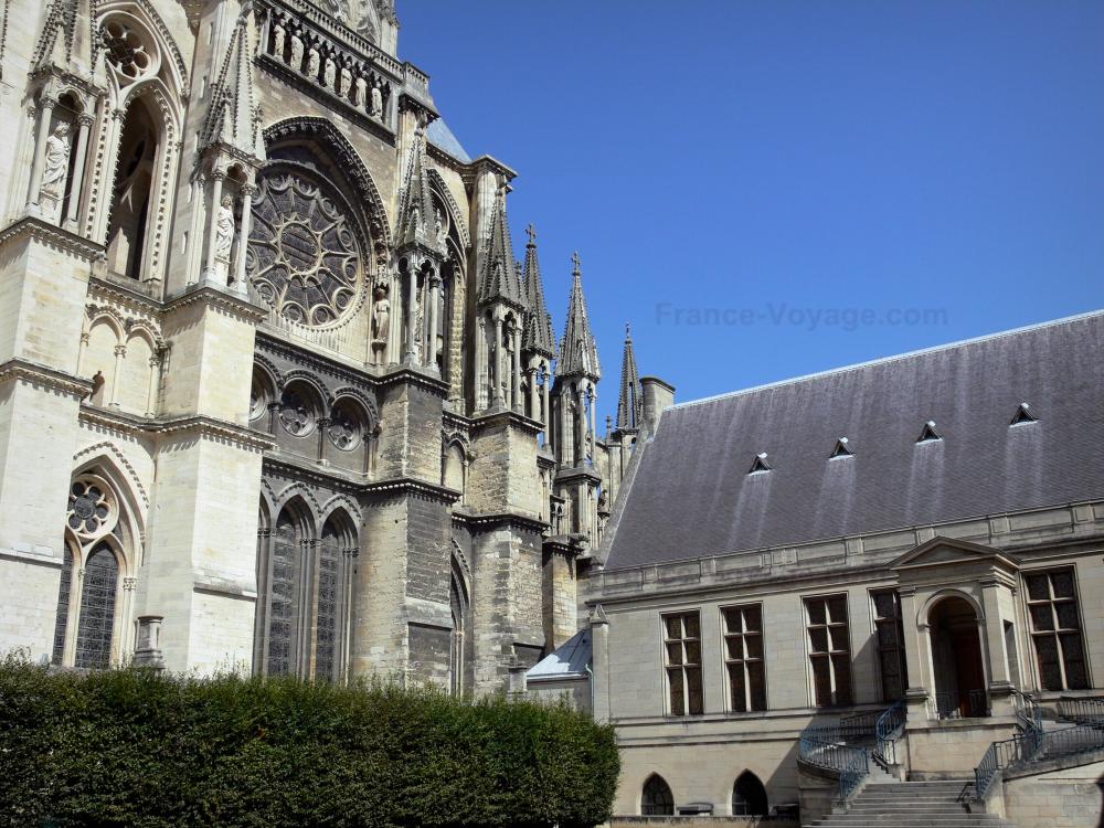 Reims - Façade de la cathédrale Notre-Dame de style gothique et palais du Tau (ancien palais des archevêques de Reims)
