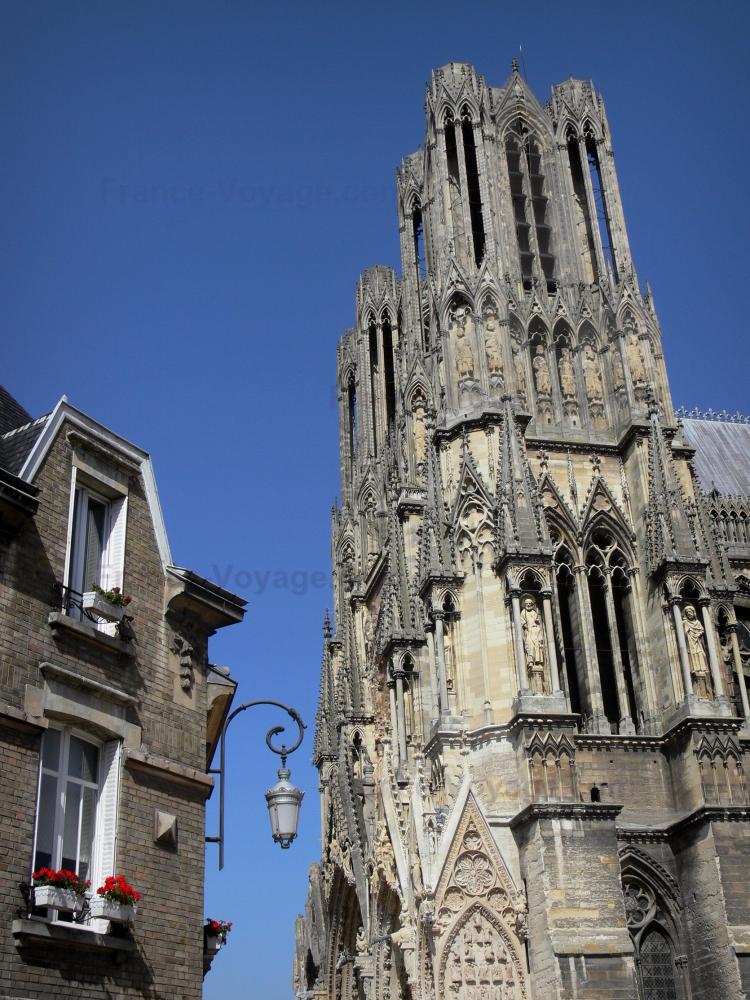 Reims - Tours de la cathédrale Notre-Dame de style gothique et bâtiment de la ville