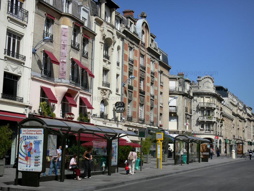 Reims - Immeubles, commerces et abris bus de la ville