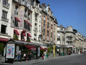 Reims - Immeubles, commerces et abris bus de la ville