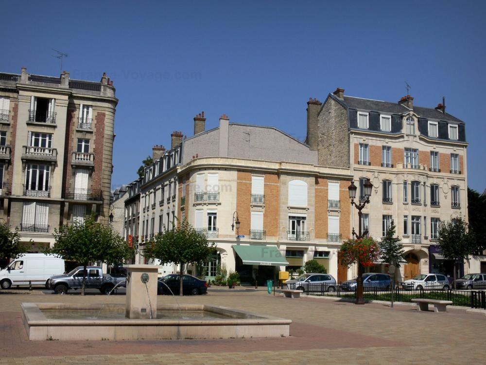Reims - Place agrémentée d'une fontaine, lampadaire orné de fleurs et immeubles de la ville