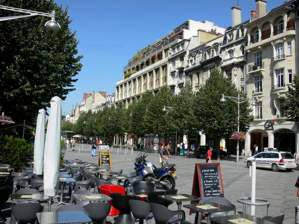 Reims - Terrasse de café, arbres et immeubles de la place Drouet-d'Erlon