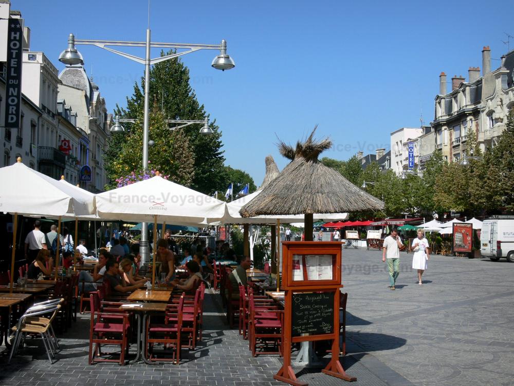 Reims - Terrasse de café, lampadaire, arbres et immeubles de place Drouet-d'Erlon