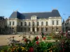 Rennes - Oude Stad: Paleis van het Parlement van Groot-Brittannië, plaats bloemen op de voorgrond