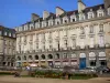 Rennes - Casco antiguo: los edificios y la plaza del Parlamento de Gran Bretaña adornado con flores y bancos