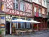 Rennes - Oude Stad: oude huizen met houten zijkanten en een restaurant terrassen Straat hoofdstuk