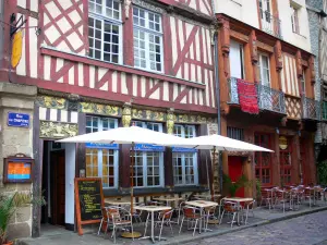 Rennes - Vieille ville : maisons anciennes à pans de bois et terrasses de restaurants de la rue du Chapitre