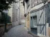 Rennes - Casco antiguo: calle empedrada rodeada de casas con paredes de madera