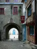 Rennes - Oude Stad: Gate Mordelaise, geplaveide straat en huizen, waaronder een vakwerk