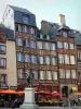Rennes - Casco antiguo: Estatua de Juan Leperdit, cafés al aire libre y las viejas casas con paredes de madera de la Champ-Jacquet