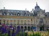 Rennes - Voormalig Paleis van Handel en bloemen op de voorgrond