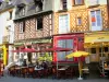 Rennes - Ciudad Vieja: terrazas de los restaurantes y casas de entramado de la Place Sainte-Anne