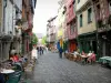 Rennes - Casco antiguo: casas y cafés al aire libre de la calle de Saint-Michel