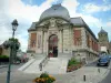 Rethel - Bibliothèque, tour-clocher de l'église Saint-Nicolas en arrière-plan, et lampadaire fleuri en premier plan