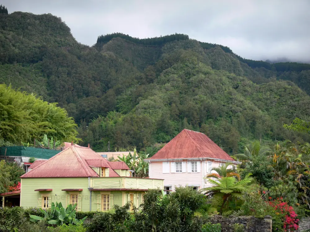 Guide of the Réunion - Salazie cirque - Colorful houses of Hell-Bourg in greenery