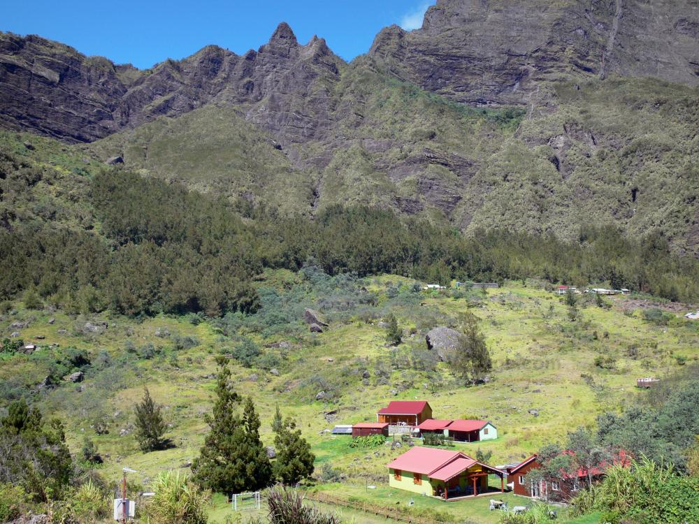 Guide de la Réunion - Cirque de Mafate - Îlet de Marla au pied du Taïbit, au coeur du cirque naturel de Mafate ; dans le Parc National de La Réunion