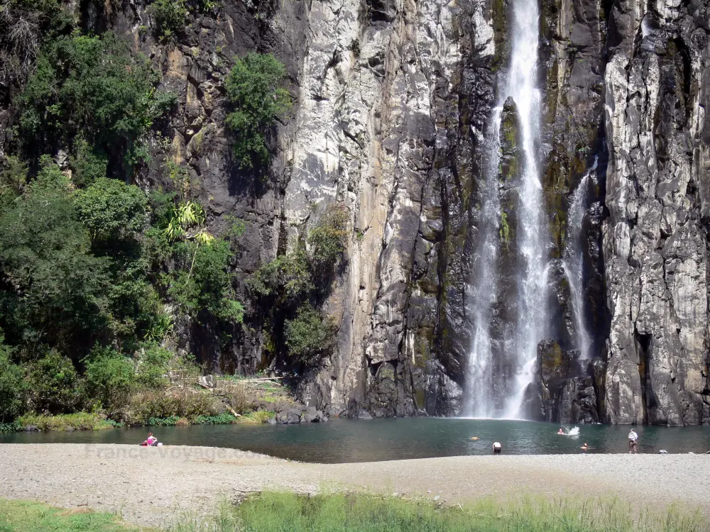 Guide of the Réunion - Landscapes of Réunion - Niagara waterfall and pond for swimming, in the town of Sainte-Suzanne