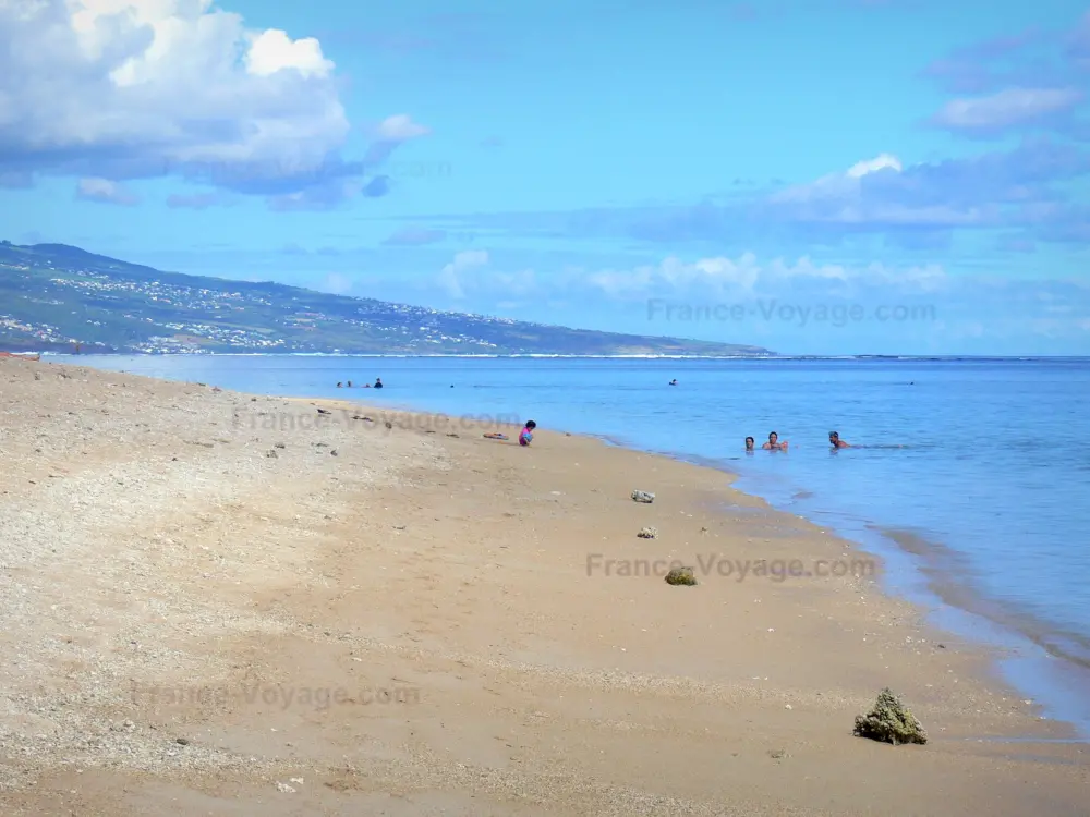 Guide of the Réunion - Landscapes of Réunion - Sandy beach of La Saline-les-Bains, in the town of Saint-Paul, and Indian Ocean