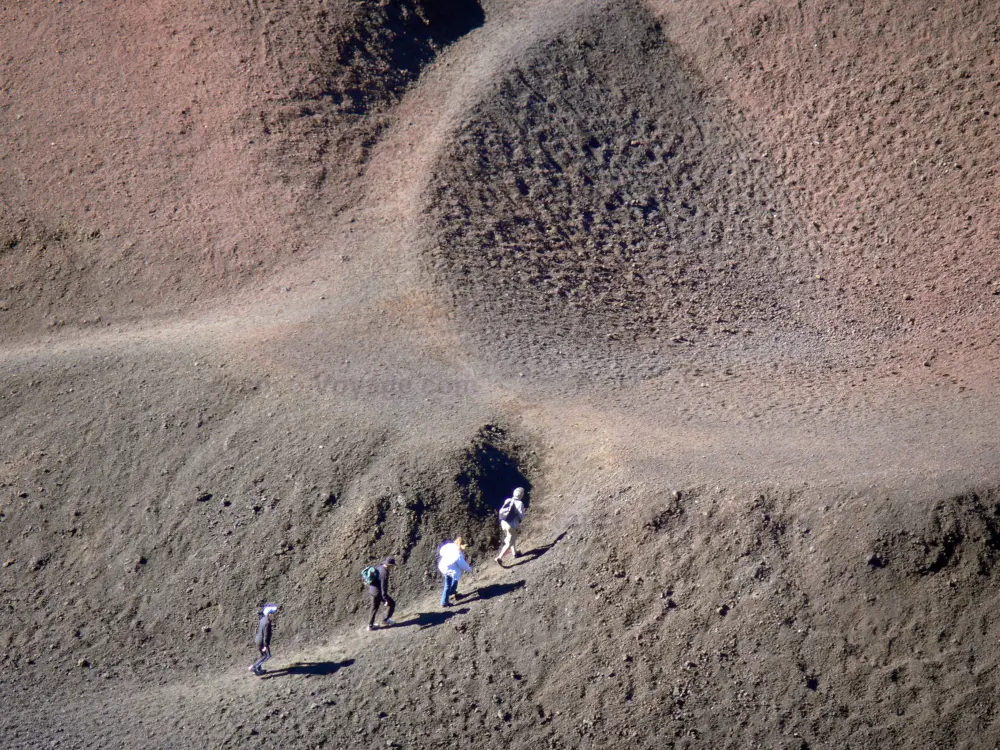 Guide of the Réunion - Landscapes of Réunion - Piton de la Fournaise peak - Réunion National Park: Hikers to the Formica Léo crater, in the Fouqué enclosure