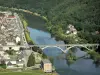 Revin - Vallée de la Meuse, dans le Parc Naturel Régional des Ardennes : vue sur les toits de la ville, le pont sur la Meuse et la forêt