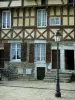 Revin - Lampadaire et façade d'une maison à pans de bois du quai Edgar Quinet ; dans le Parc Naturel Régional des Ardennes