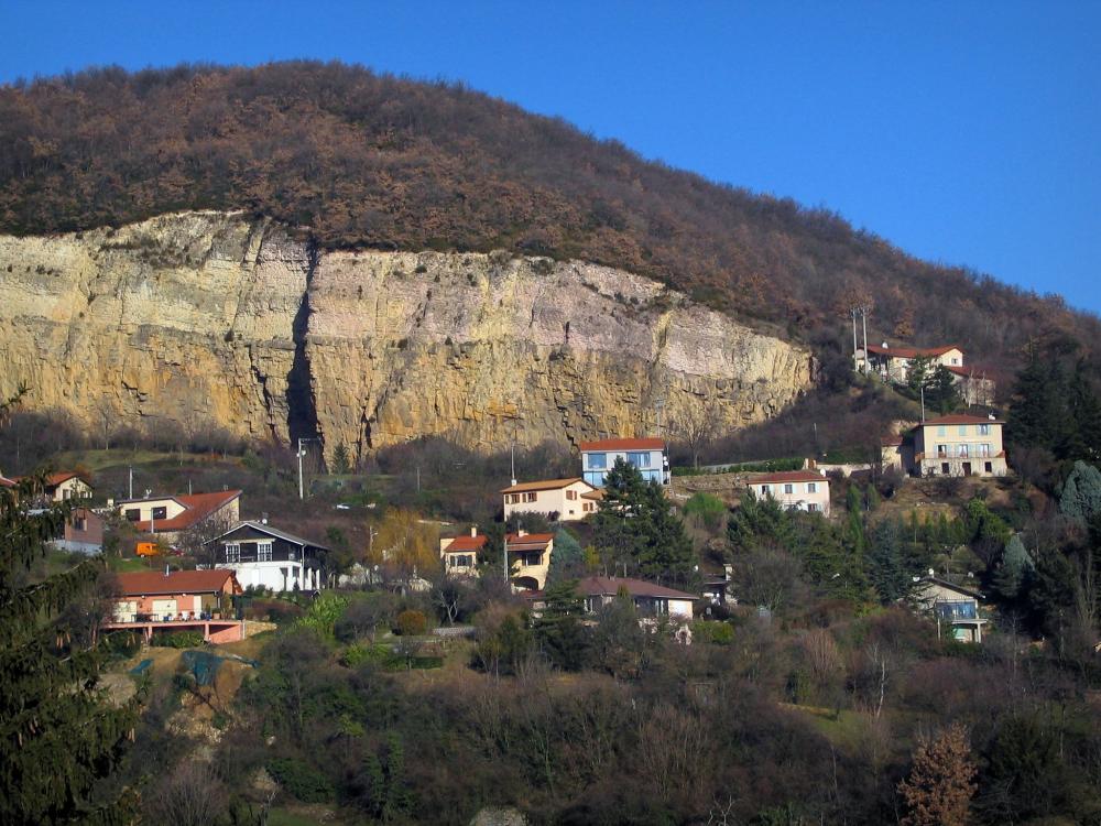 Guide du Rhône - Mont-d'Or lyonnais - Maisons perchées, arbres et paroi rocheuse