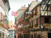 Ribeauvillé - Рибо вилле: Висячие флаги и разноцветные дома с окнами, украшенными герани
