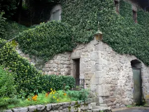 Richard de Bas Mill - Local da fábrica de papel: edifício de pedra que abriga o histórico museu de papel; na comuna de Ambert, no Parque Natural Regional Livradois-Forez