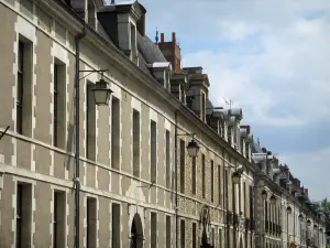 Richelieu - Casas de pueblo, con fachadas decoradas con postes de luz