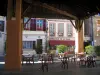 Rieux-Volvestre - Terraço de café sob o hall e as casas da aldeia