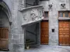 Riom - Guymoneau cortile con la sua scala con sculture raffiguranti l'Annunciazione