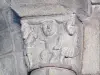Riom-ès-Montagnes - Interior de la iglesia de St. George: capiteles esculpidos