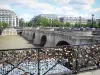 Rives de la Seine - Pont Neuf sur la Seine, rambarde recouverte de cadenas d'amour en premier plan