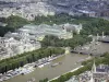 Rives de la Seine - Vue sur les berges de la Seine, avec le Grand et le Petit Palais, depuis le sommet de la tour Eiffel
