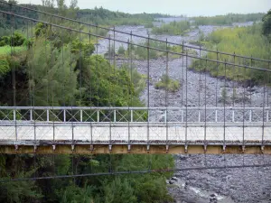 Rivière de l'Est suspension bridge - Suspension bridge spanning the river bed