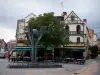 Roanne - Maisons, terrasse de café et sculpture moderne