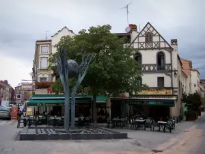 Roanne - Case, terrazza bar e scultura moderna