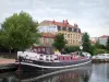 Roanne - Port de plaisance avec ses péniches amarrées, quai, arbres et maisons de la ville