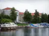 Roanne - Port de plaisance avec ses bateaux amarrés, quai, arbres et maisons de la ville