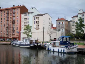 Roanne - Marina con le sue barche ormeggiate, i portuali, alberi ed edifici della città