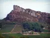 Roca de Solutré - La piedra caliza acantilado (peñasco) con vistas a los viñedos de los viñedos de Mâconnais; de Solutré-Pouilly