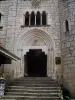 Rocamadour - Facciata del piazzale dell'ex Palazzo Vescovile e l'ingresso che conduce ai santuari, nel Parco Naturale Regionale dei Causses di Quercy